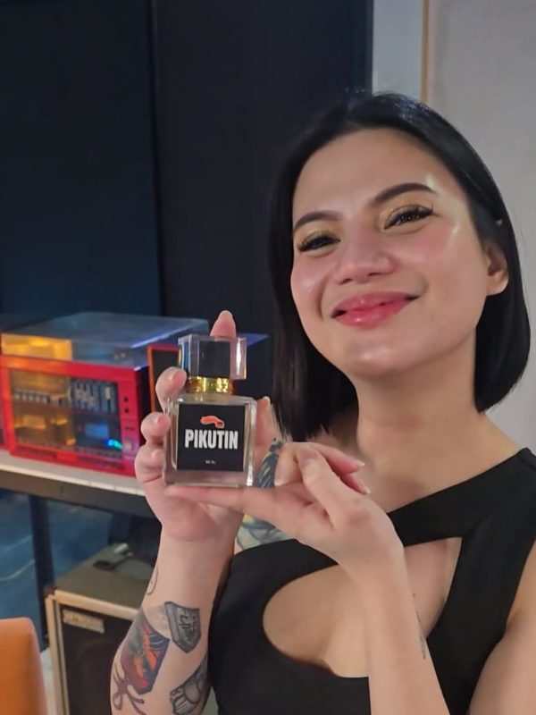 Creator holding a Pikutin bottle